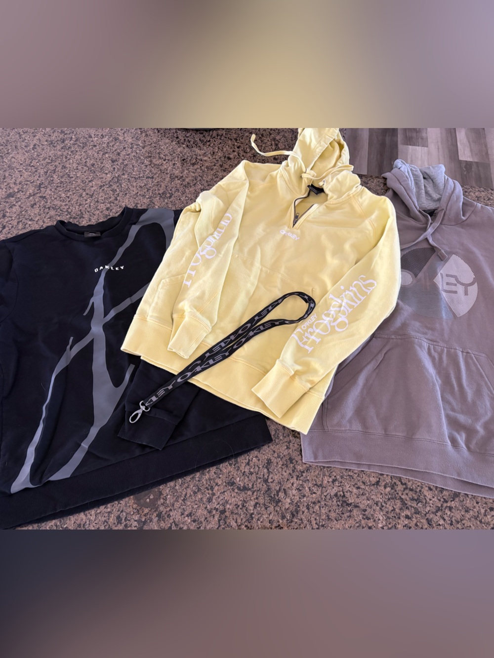 Men’s Oakley sweatshirts. Lot of 3 XLarge with lanyard
